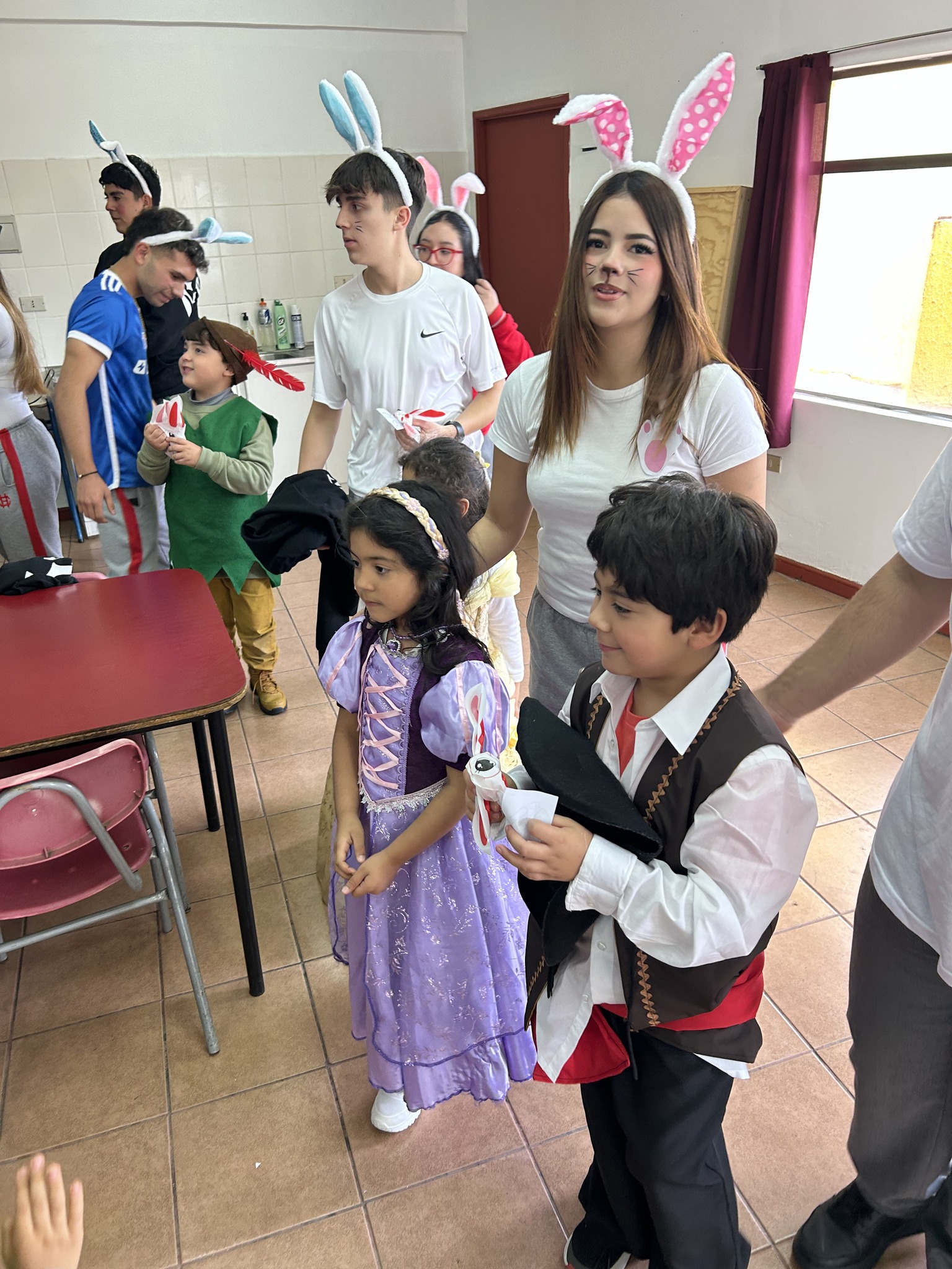 ¡El apadrinamiento de nuestros queridos estudiantes de 4° medio a los pequeñitos de Kínder! 2025 - 493028249_1158783752711282_534411666416927191_n.jpg